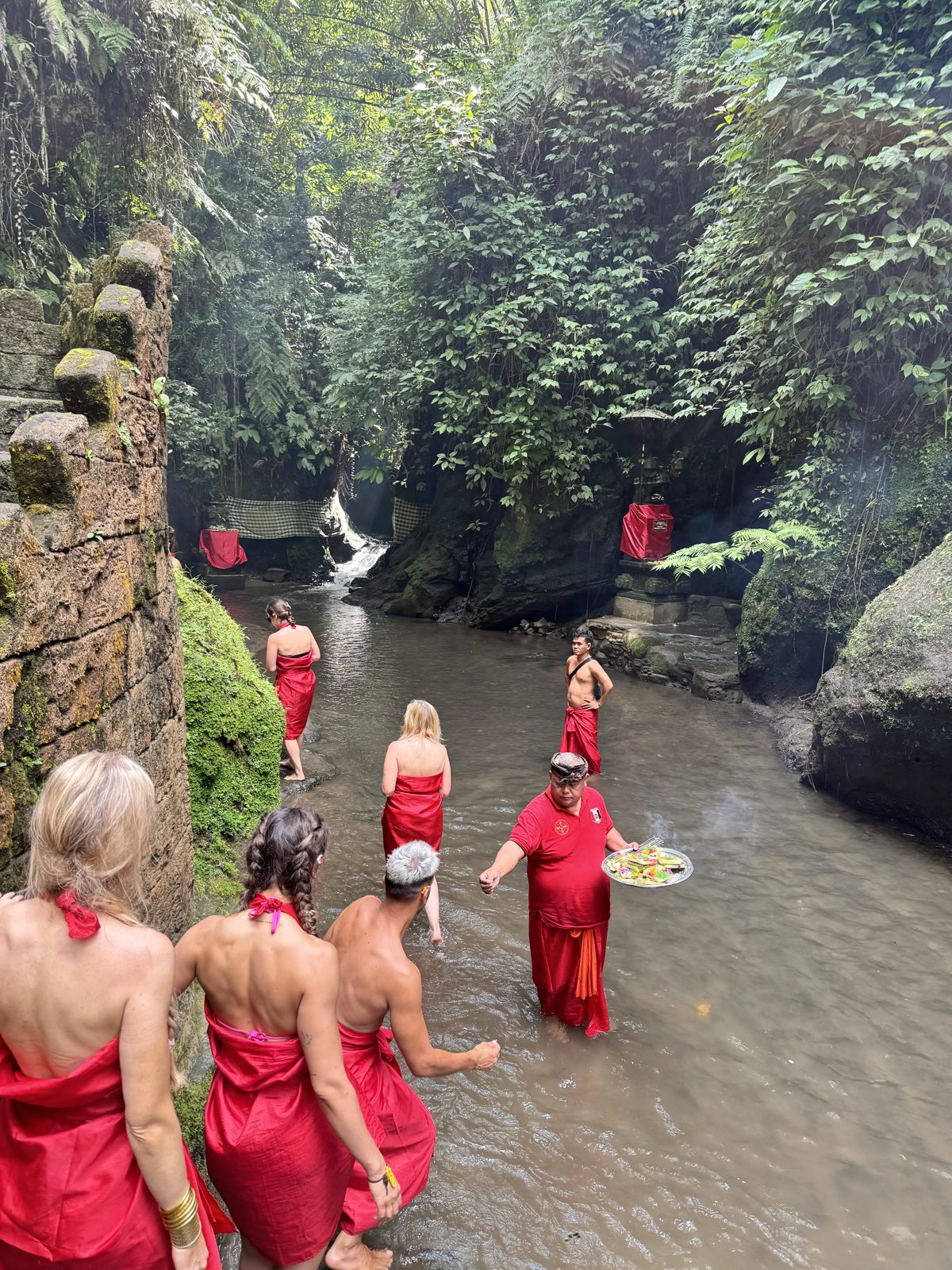 Un momento de calma frente a la piscina en Bali