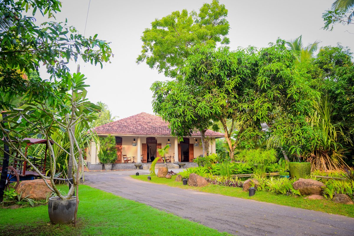 Villa colonial entre jardines en Sri Lanka