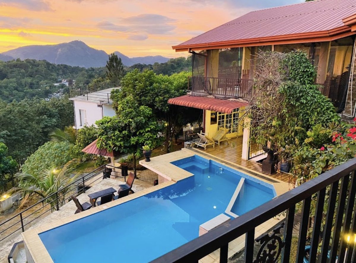 Piscina con vistas a la montaña al atardecer