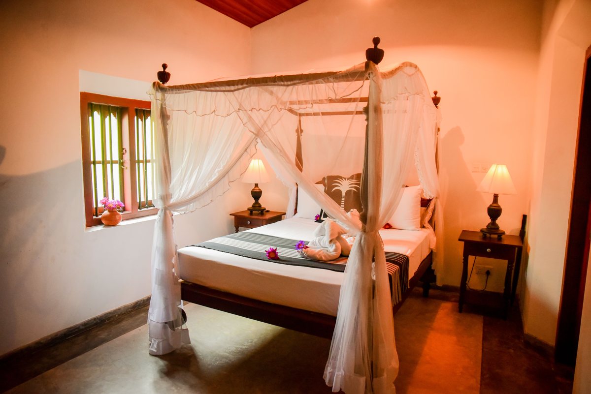 Dormitorio con cama de dosel
