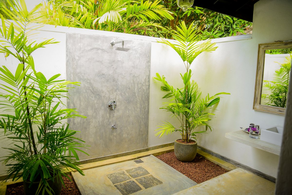 Ducha exterior entre naturaleza