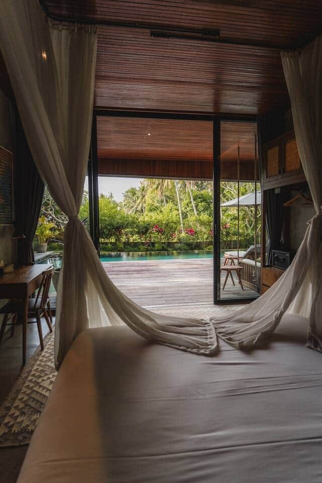Dormitorio de la villa abierto a la piscina