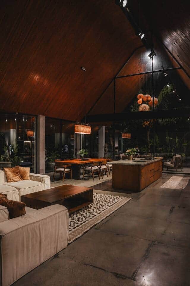 Salón de la villa al atardecer
